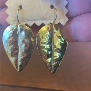 💜 VTG Gold tone leaf earring